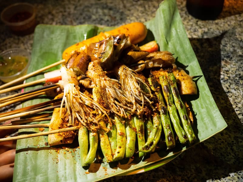チェンマイの旧市街「Tha Phae Gate」付近にある串焼きと魚が美味い屋台