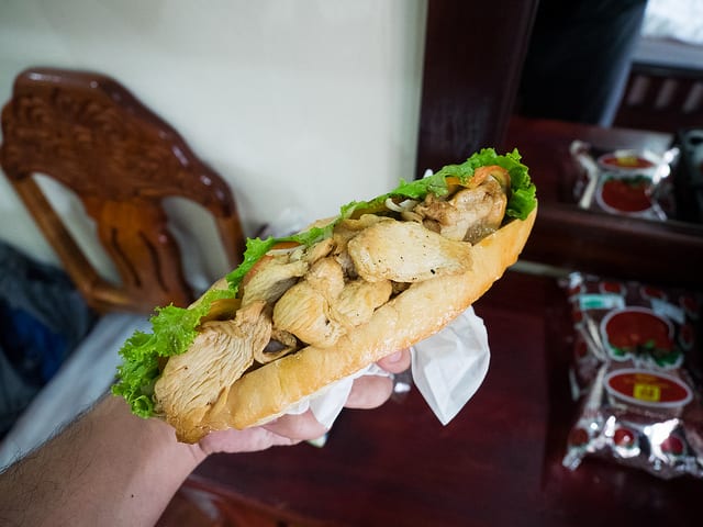 ルアンパバーンのサンドイッチがでかくて旨い!