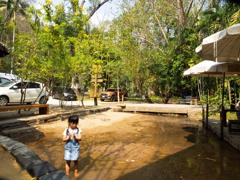 チェンマイの小川の流れるカフェ「 Tha cave doikam」