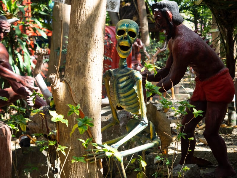 電飾の多い地獄寺「Wat Mae Kaet Noi」