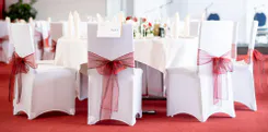 Bankettsaal mit Stuhlhussen