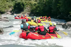 River Rafting Event als Polterabendaktivität, Boot mit einer Gruppe von Personen mit Schwimmweste