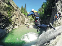 Person springt Richtung Wasser beim Canyoning