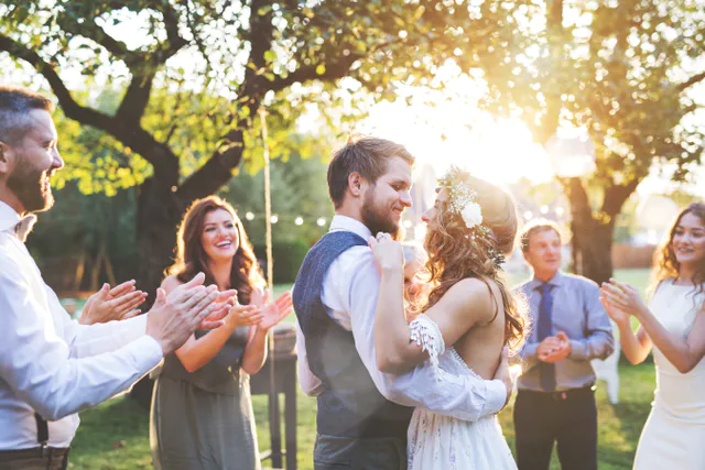 Pavillon Im Park Hochzeit in Schaffhausen mit Brautpaar und Hochzeitsgesellschaft im Park