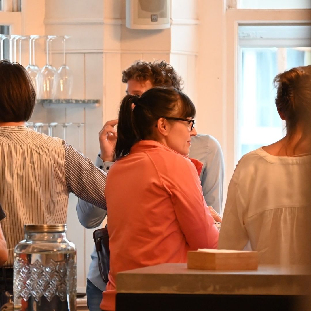 Photo by Bellevue-Terminus | Engelberg on September 20, 2022. May be an image of 3 people, people standing and indoor.