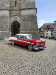 Kirchenplatz mit Steinen und Oldtimer vor der Kirche