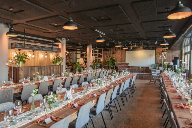 Lange Tafel mit gedeckten Tischen für eine Hochzeitsfeier