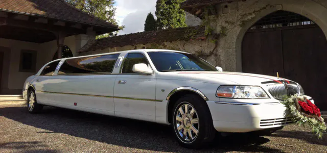 Weisse Limousine vor einem historischen Gebäude