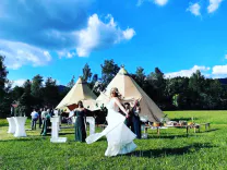 Hochzeit im Tipi mit Braut im Vordergrund