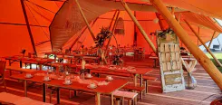 Gedeckte Tische für eine Hochzeitsfeier im Tipi