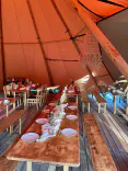 Rustikale Einrichtung des Tipis für ein Abendessen eines Hochzeitfestes