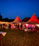 Zweiertipi bei einer Hochzeit mit Beleuchtung am Abend