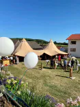 Zweiertipi mit Gäste im Vordergrund