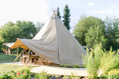 halboffenes Tipi für eine Hochzeitsfeier