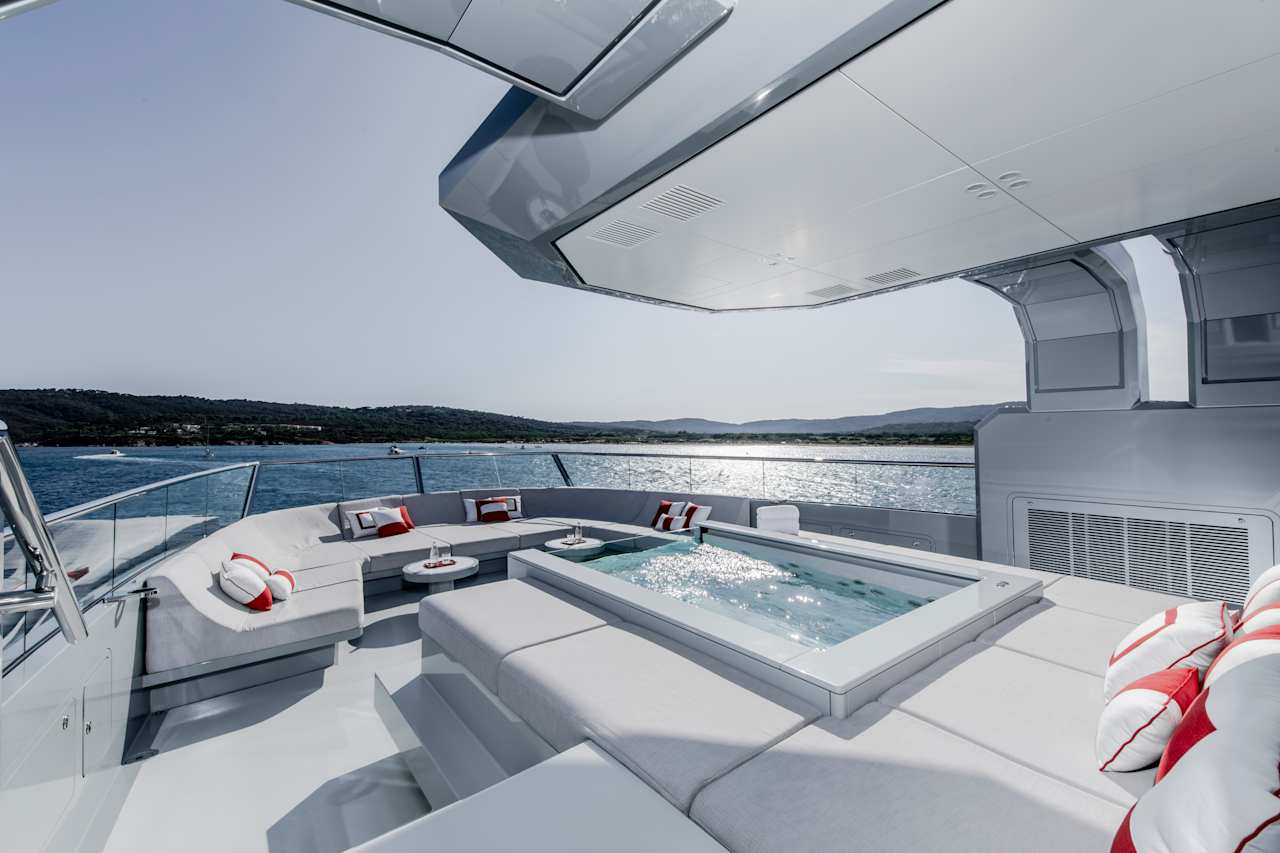 BOLD Exterior Lounge and Pool