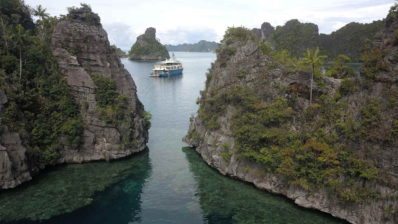 kudanil explorer expedition yacht misool raja ampat