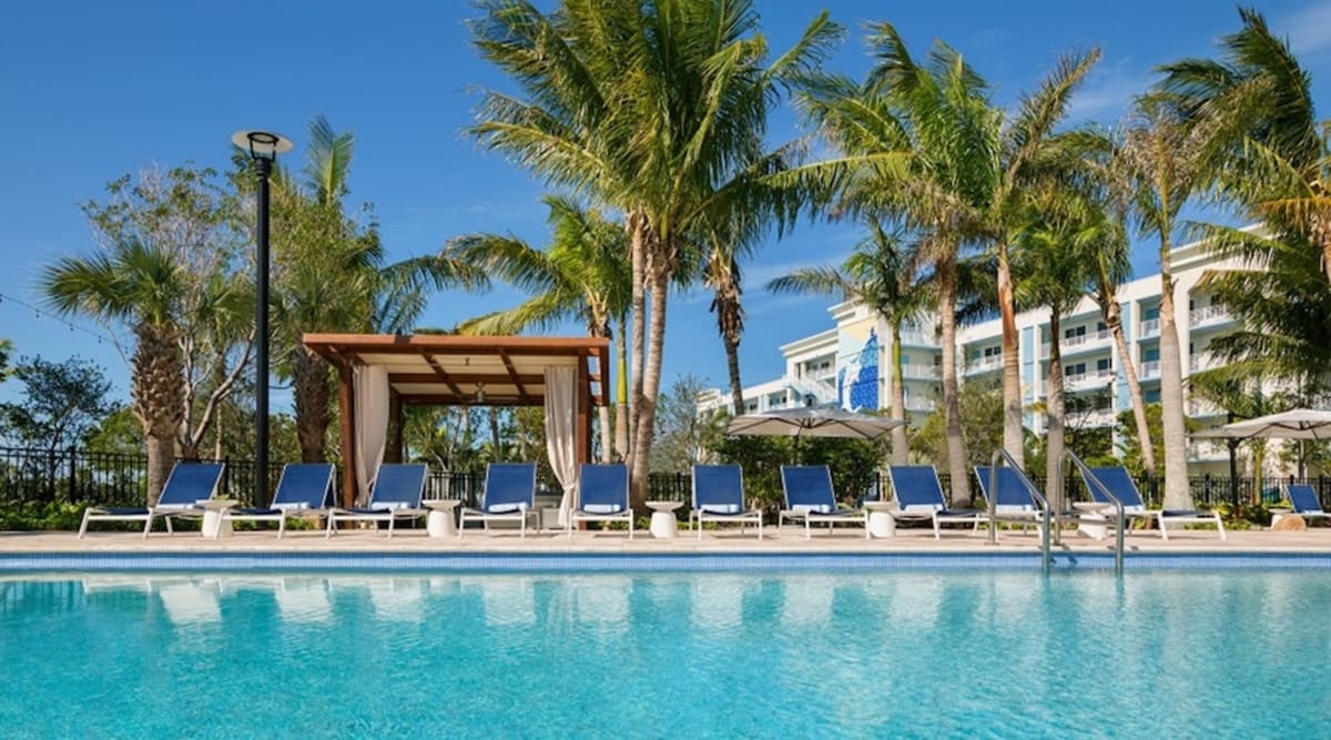 gates-hotel-pool-and-palms