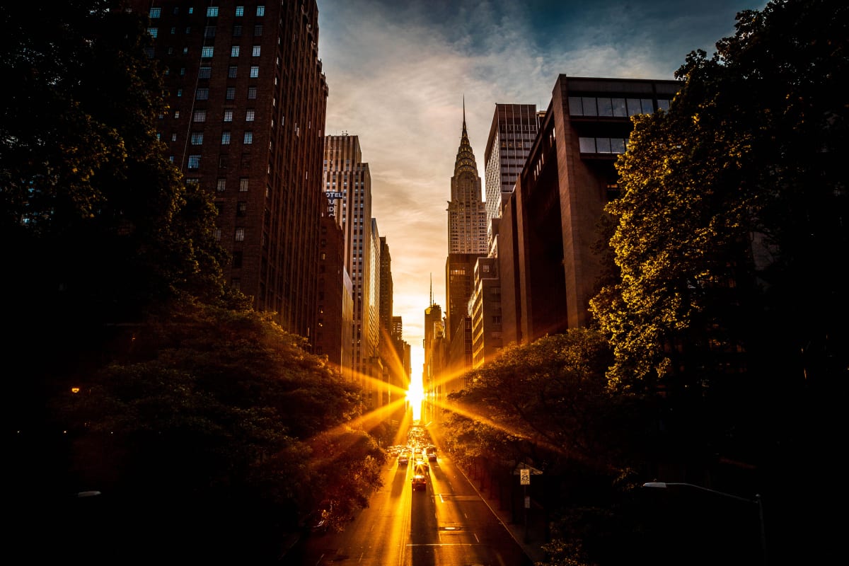 Setting sun with rays between the skyscrappers in new york during manhattanhenge 