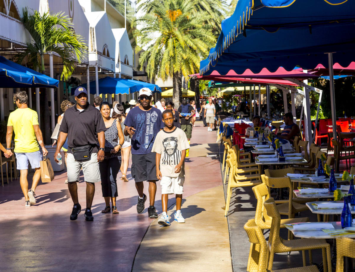 family-walks-along-lincoln-road