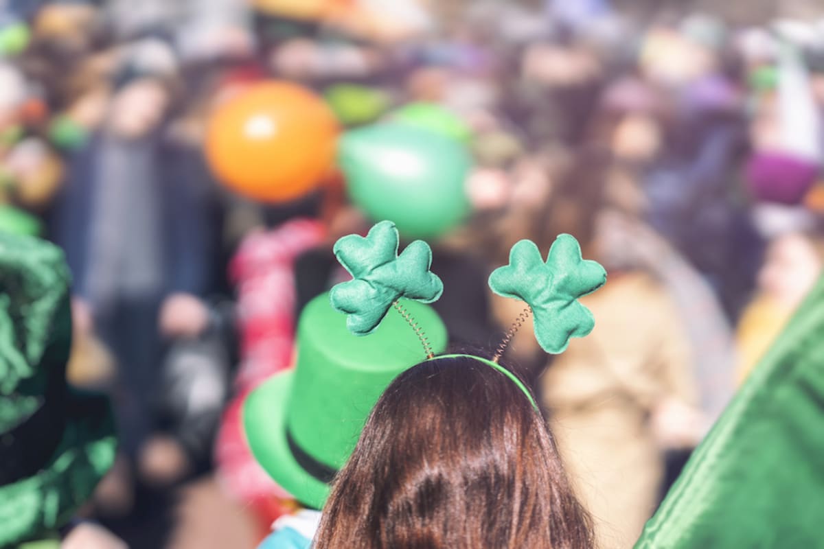 girl-wears-clover-headband-in-street-crowd