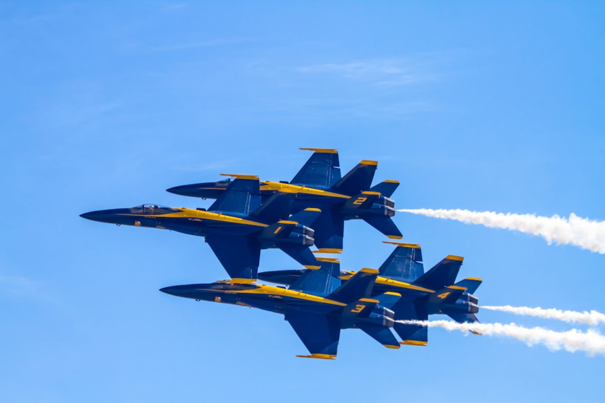 blue-angels-airplanes-fly-in-formation