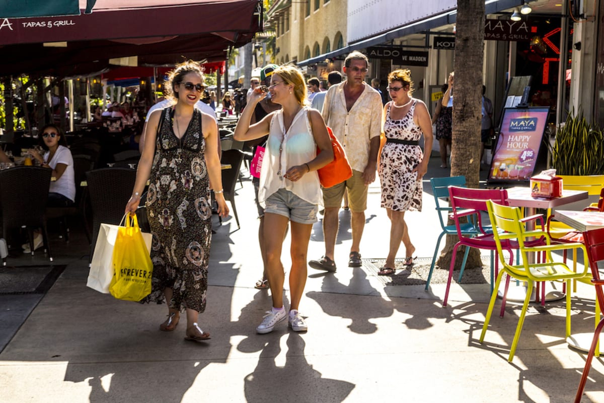 people-walk-down-lincoln-road-miami-beach