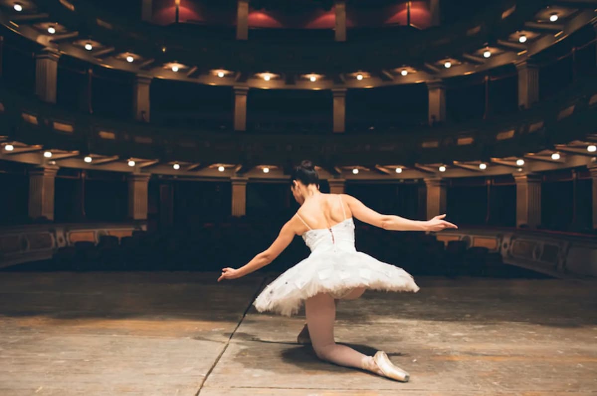 ballet-dancer-on-nyc-stage