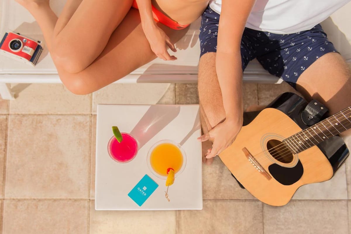 couple-enjoys-poolside-cocktails-with-guitar