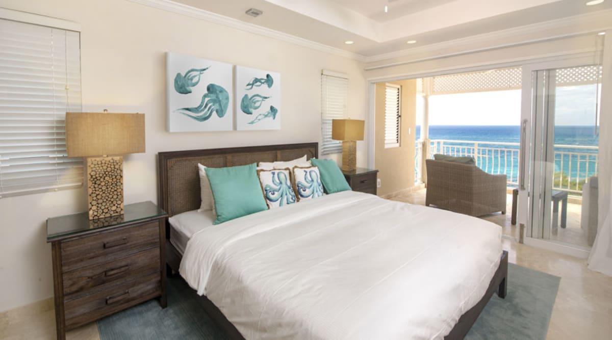 3 Bedroom Contemporary Penthouse with Rooftop Pool