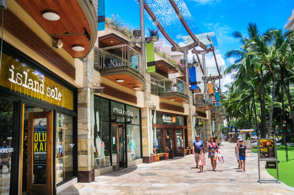 tourist shopping in waikiki