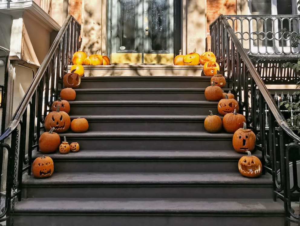 halloween-pumpkins-on-stairwell-in-nyc