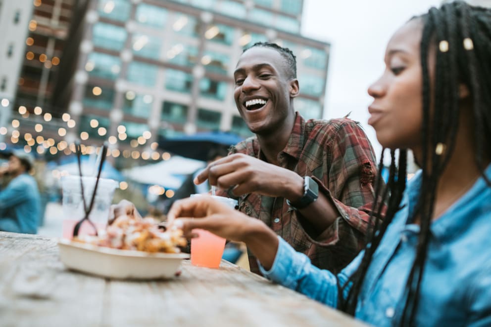 friends-eat-food-outside-in-nyc