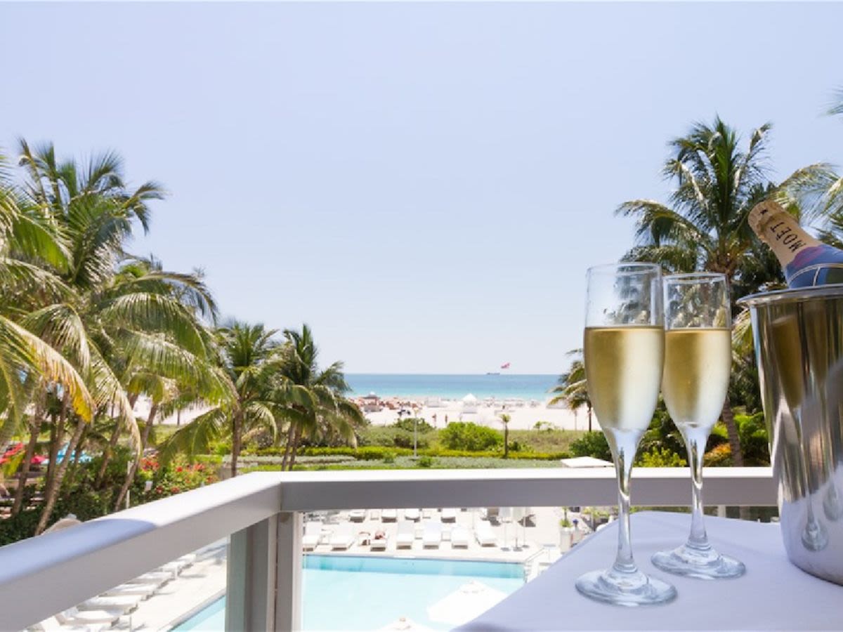 couple-enjoys-champagne-on-sagamore-balcony