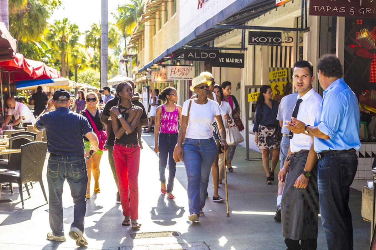 Lincoln Road Mall in Miami - Fashionable outdoor shopping and