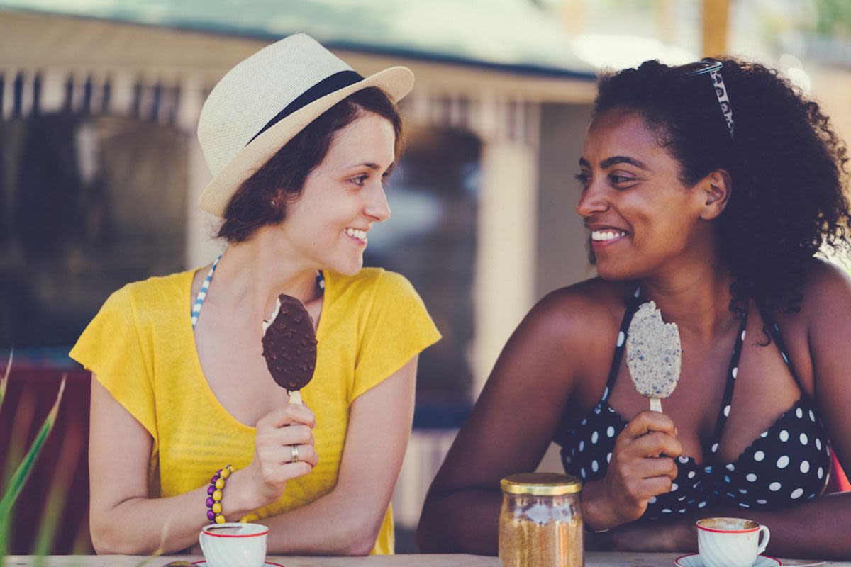 friends-enjoy-ice-cream-outside-on-lincoln-road