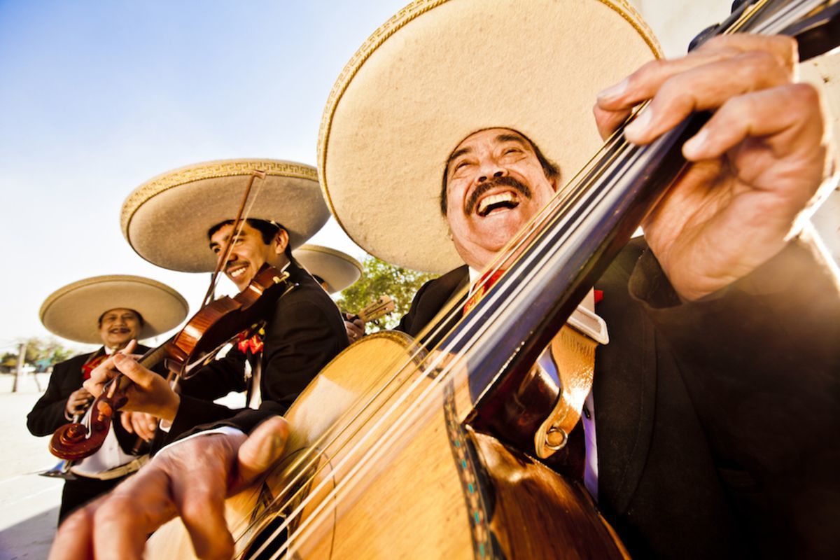 mariachi-band-plays-in-the-streets-miami-beach