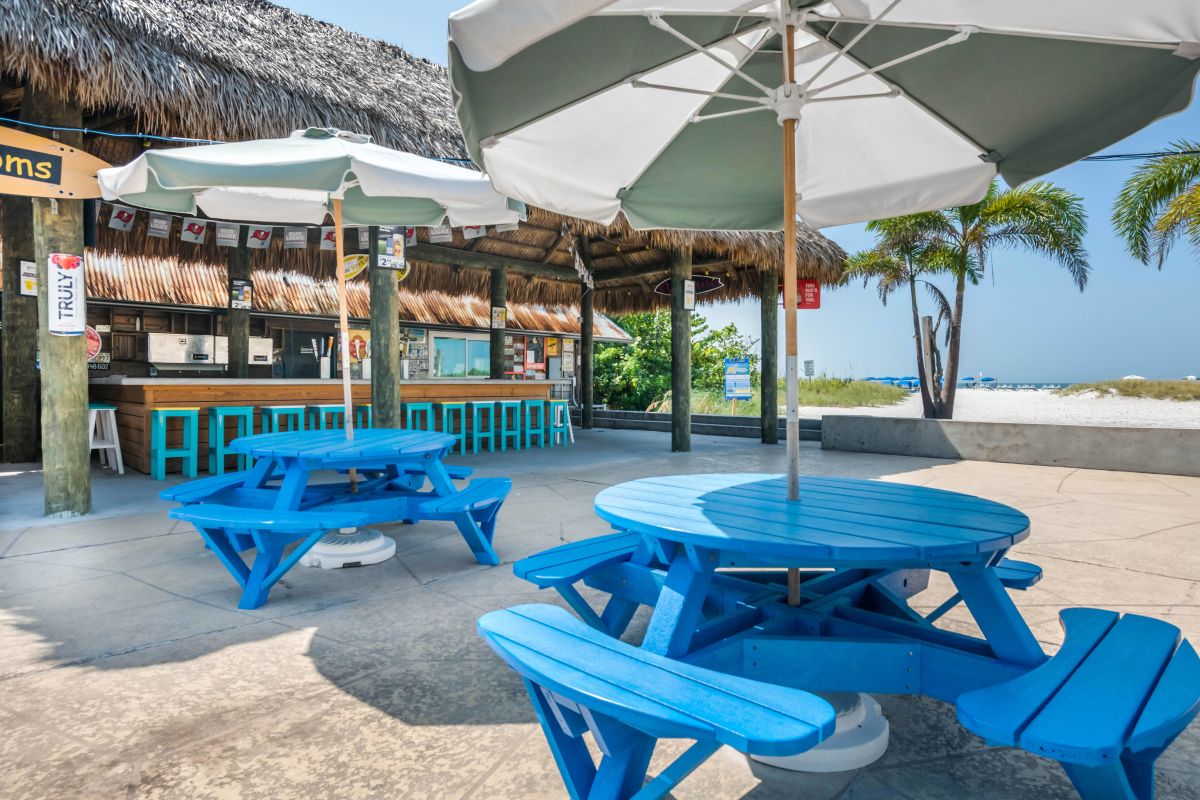 Postcard Inn, outdoor dining area