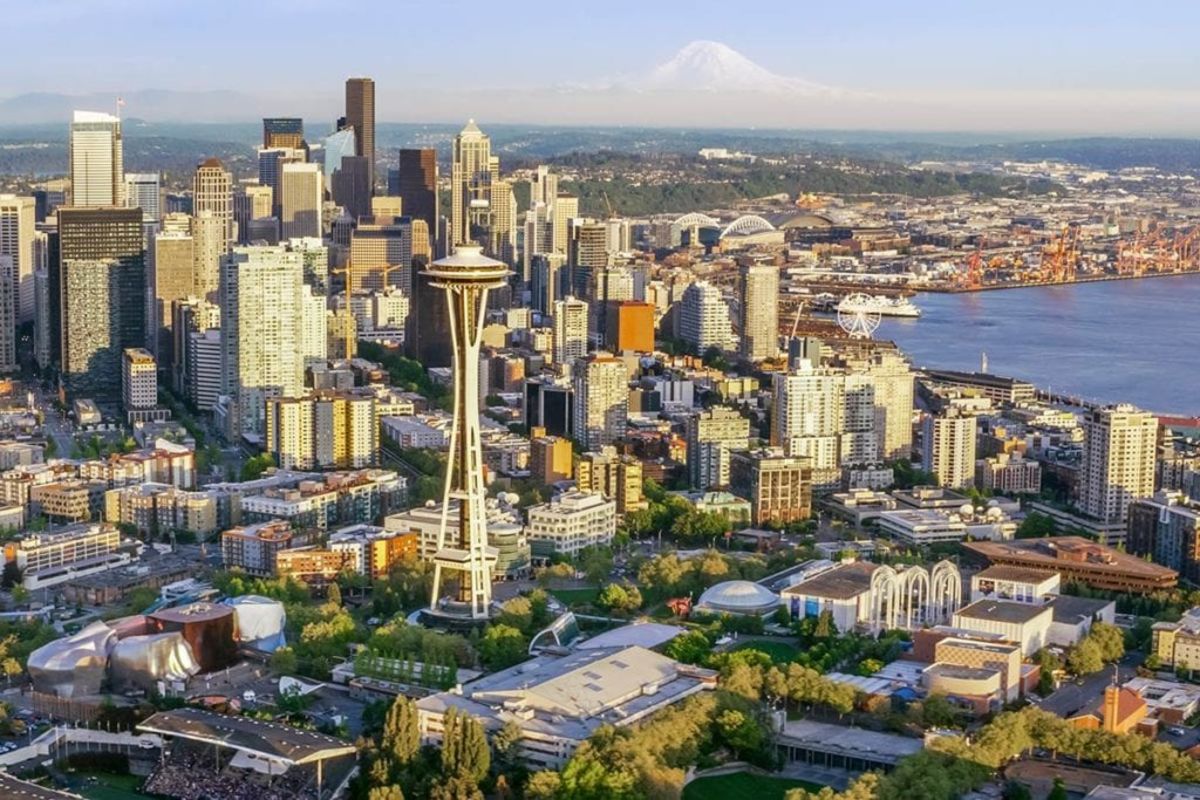 Seattle-Tourist-Space-Needle-1024x683