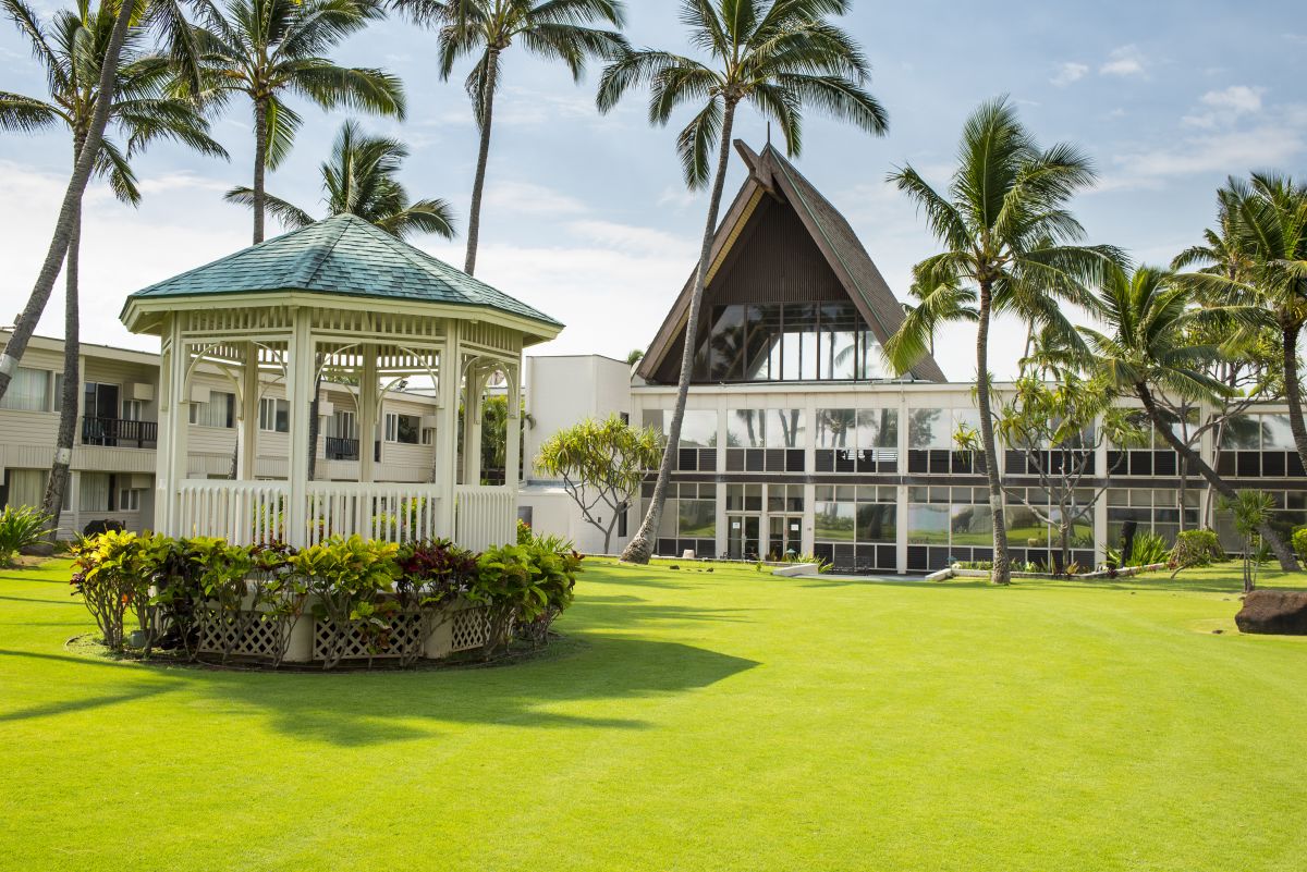 Maui-Beach-Hotel-Exterior-Grounds-4