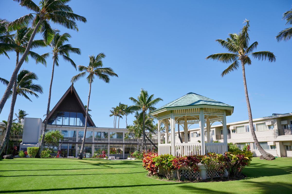 Maui-Beach-Hotel-Courtyard-027-4000X2667