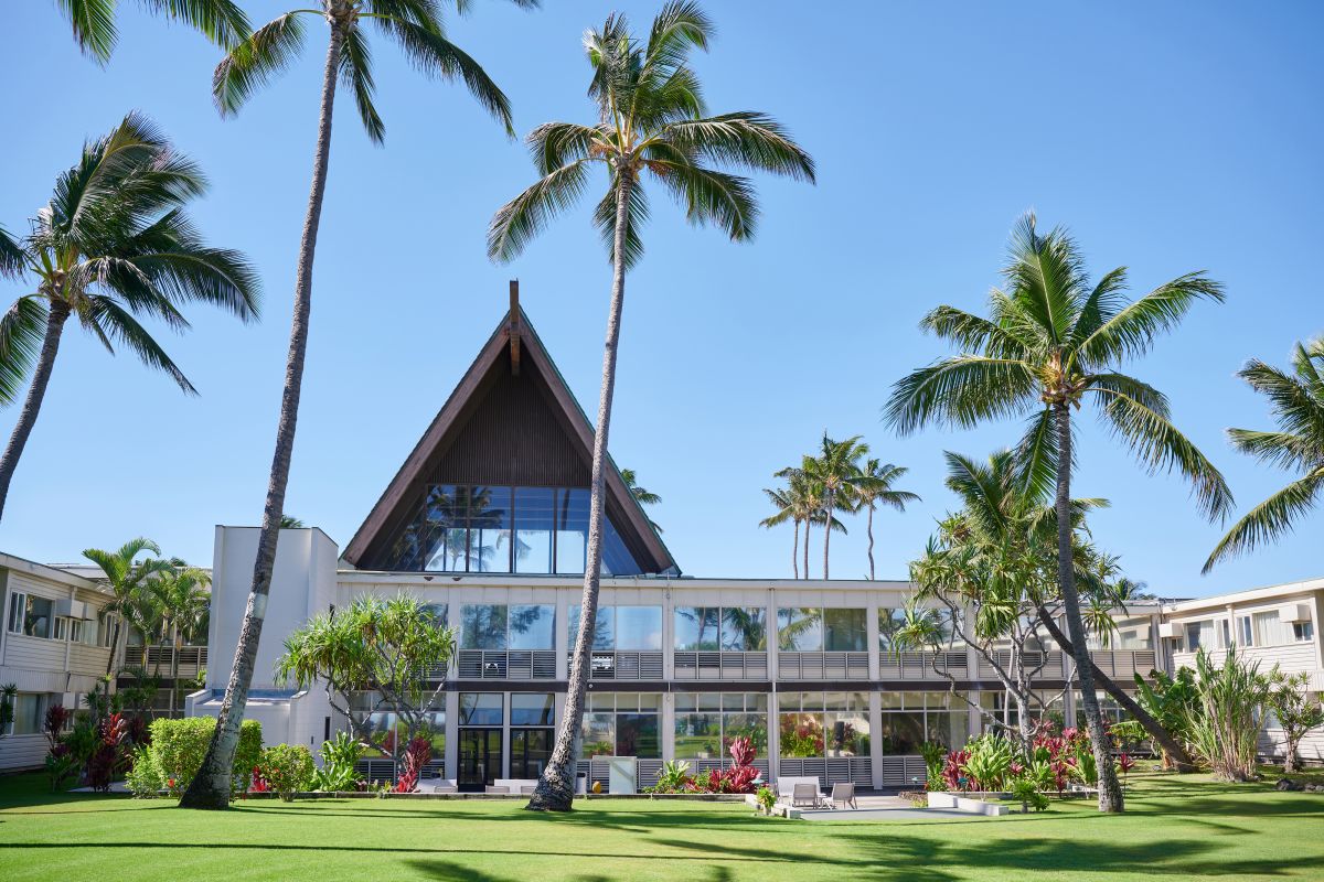 Maui-Beach-Hotel-Courtyard-041-4000X2667