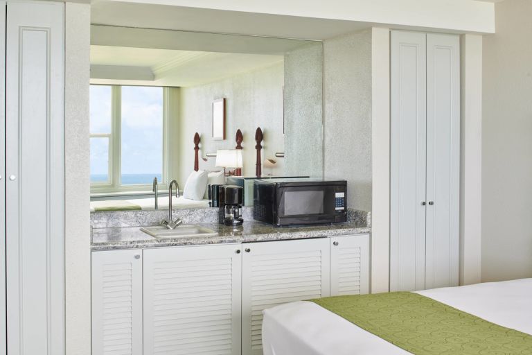 Maui-Beach-Hotel-Oceanfront-Suite
