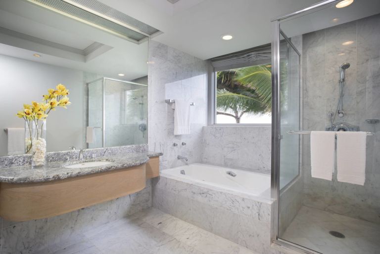 Maui-Beach-Hotel-Oceanfront-Suite-Bathroom