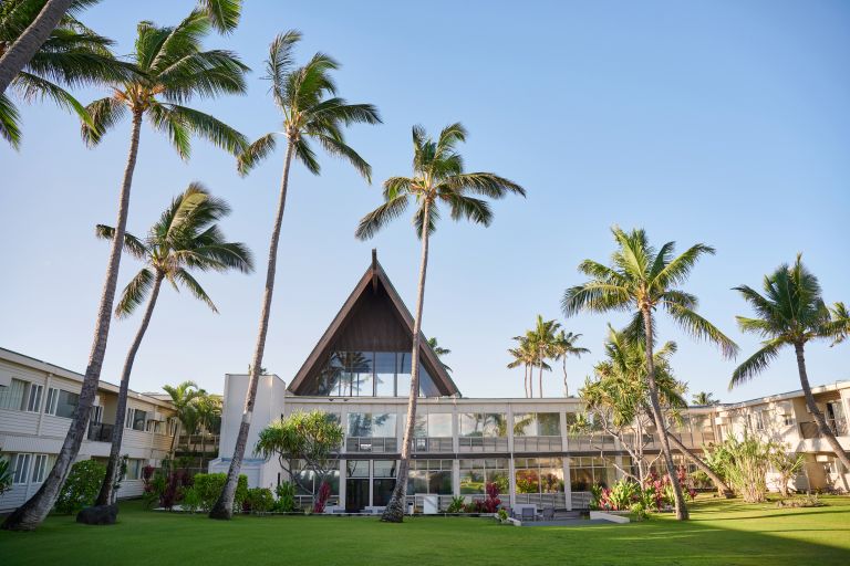 Maui-Beach-Hotel-Courtyard