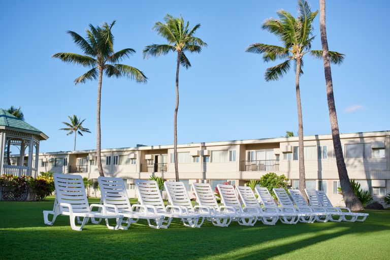 Maui-Beach-Hotel-Courtyard
