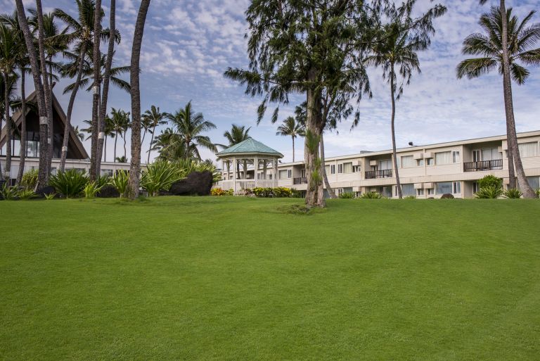 Maui-Beach-Hotel-Exterior-Grounds-1