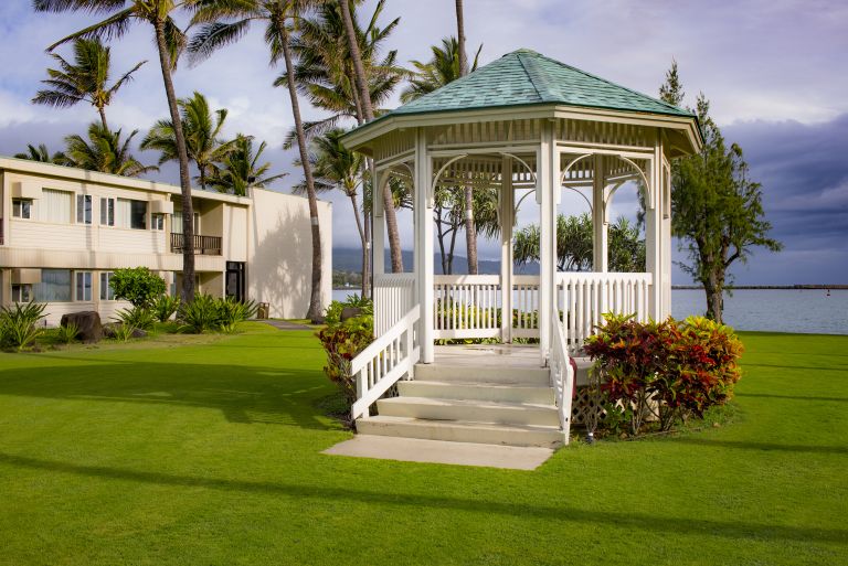 Maui-Beach-Hotel-Exterior-Grounds-2