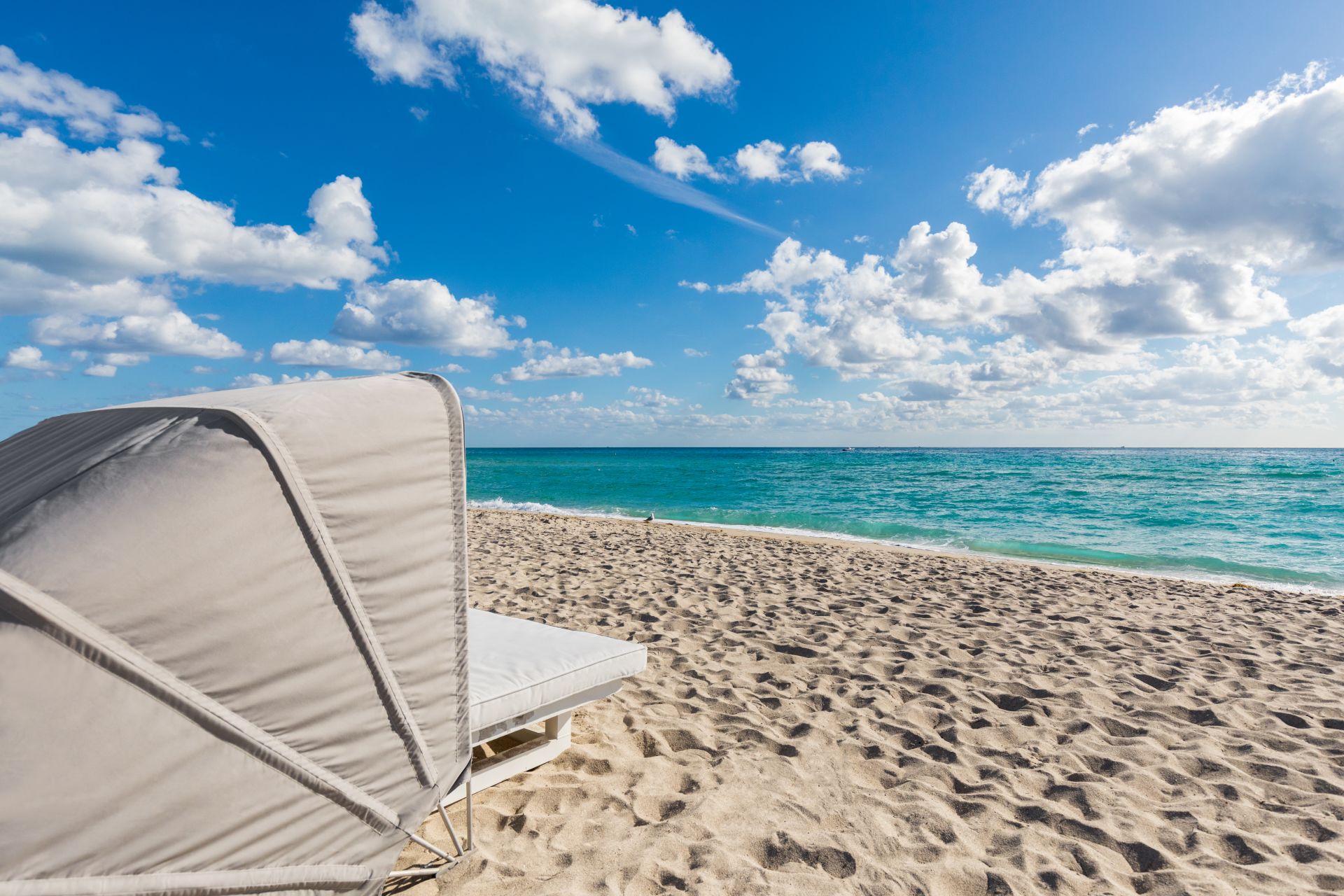 Retro Beach Couples - South Beach Miami Hotels | Shelborne South Beach