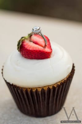 Cupcake lamaran anti mainstream dengan makanan - Siapa Bilang Makanan Cuman Bisa Ngenyangin Perut? Makanan Juga Bisa Buat Kekasih Langsung "Say Yes" Loh!!