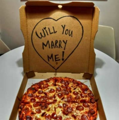 Pizza lamaran anti mainstream dengan makanan - Siapa Bilang Makanan Cuman Bisa Ngenyangin Perut? Makanan Juga Bisa Buat Kekasih Langsung "Say Yes" Loh!!